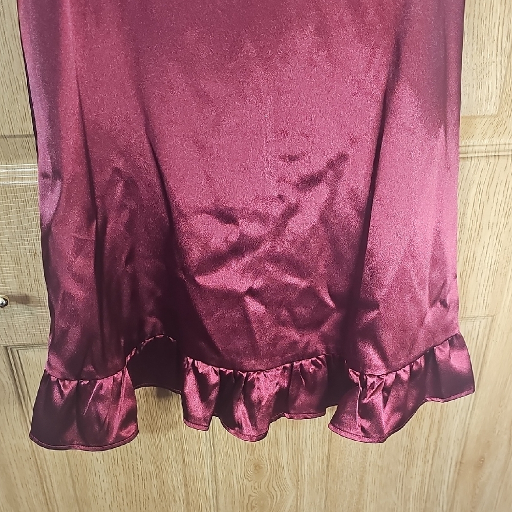 Elegant Burgundy Satin Dress with Black Lace by Abrand - Picture 7 of 12
